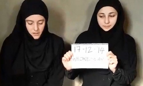 Video of two Italian women held hostage in Syria released - ảnh 1